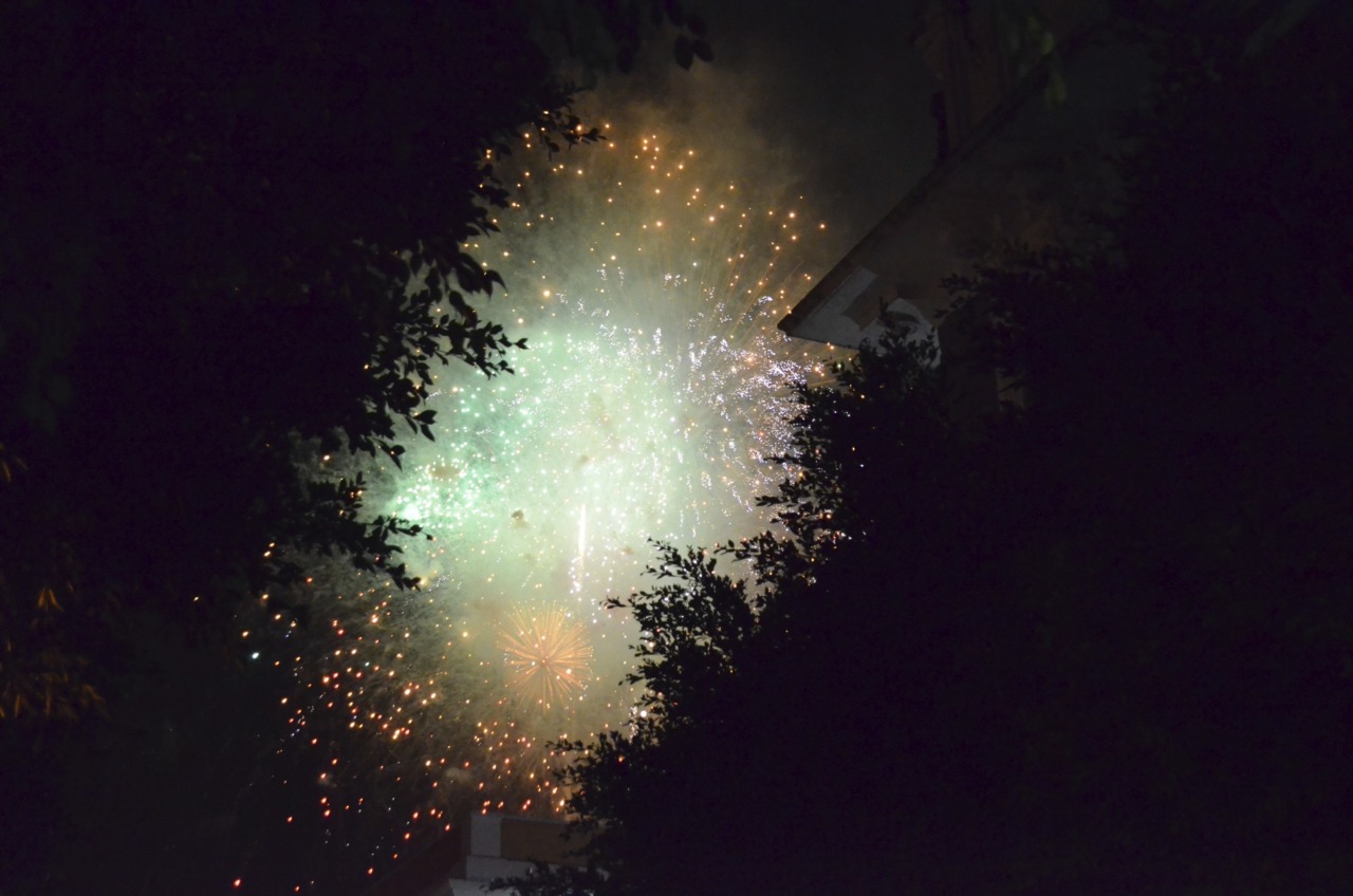 колонка салют горит красным цветом