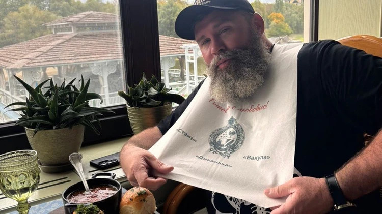 Американец попробовал борщ, к готовке которого приложил руку. Фото: пресс-служба департамента потребительской сферы Краснодарского края