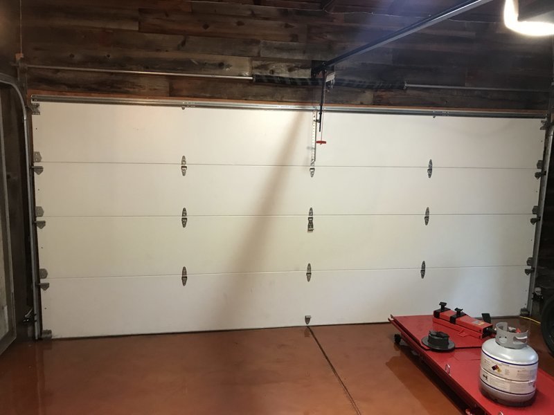 Мотоциклист превратил неприметный гараж в крутое «мужское логово» авто и мото,автоновости,гараж,история