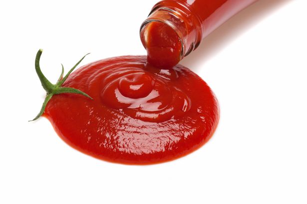 Вы всегда сможете аккуратно налить кетчуп с помощью этого умного трюка