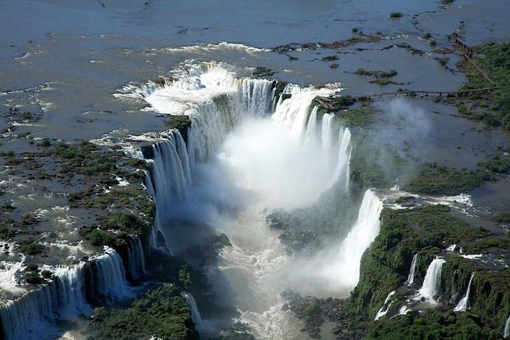 Водопады Игуасу в Бразилии. Вид сверху