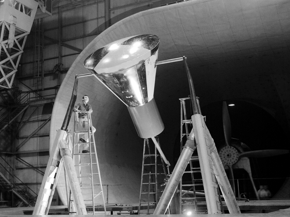 ​Полноразмерный макет баллистической капсулы космического корабля Mercury в аэродинамической трубе; 22 января 1959 года. NASA nasa.gov - «Меркурий» против «Востока» | Warspot.ru