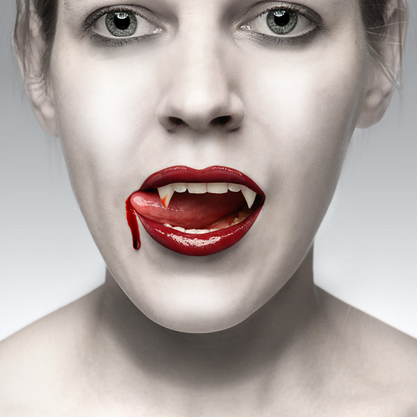 1584_true_blood_fangs_inuse