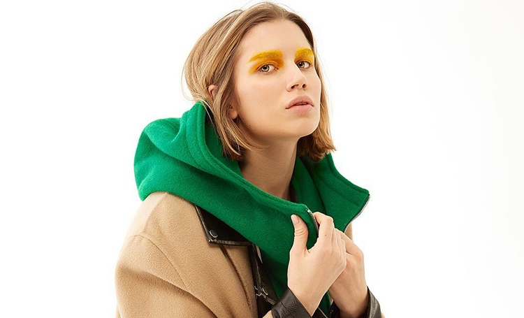 Дарья Мельникова в лукбуке капюшонов от Веры Панфиловой