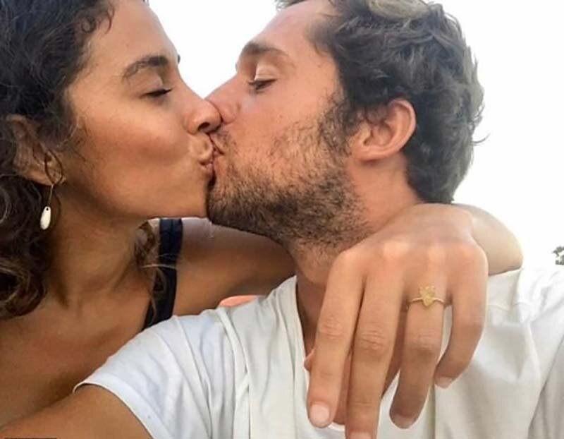 Девушка целует «случайных мужчин», чтобы сделать идеальные фотографии для социальных сетей путешествие,самостоятельные путешествия,турист,Фотография