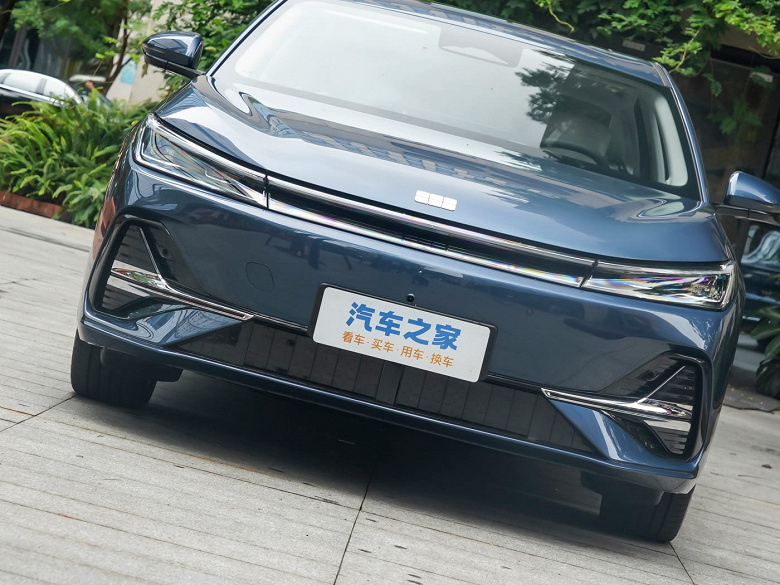 Большая машина для тех, кому ездить много и далеко. Представлен Geely Galaxy A7 с расходом 2,67 л/100 км, запасом хода 2100 км и мощностью 234 л.с.