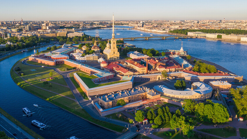 В состав Санкт-Петербурга входит еще 9 других городов   Какие? 