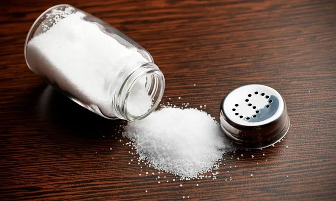 «Соль – белая смерть». Один из самых популярных «пищевых» медицинских мифов касается вреда соли. На самом же деле количество по-настоящему опасных блюд с чрезмерным содержанием соли во всем мире можно пересчитать по пальцам. Заболеваний, при которых больной должен ограничить себя в употреблении соли, и того меньше.