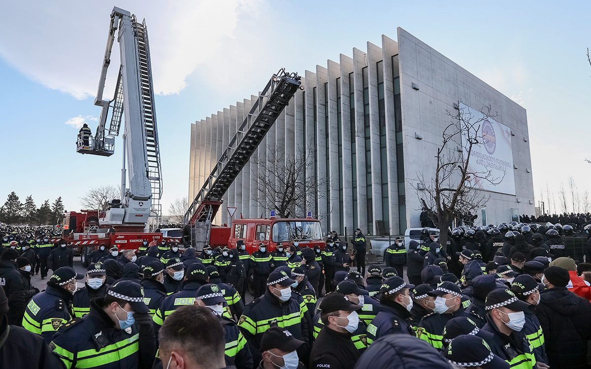 Грузинская полиция задержала 21 человека во время рейда офиса партии 