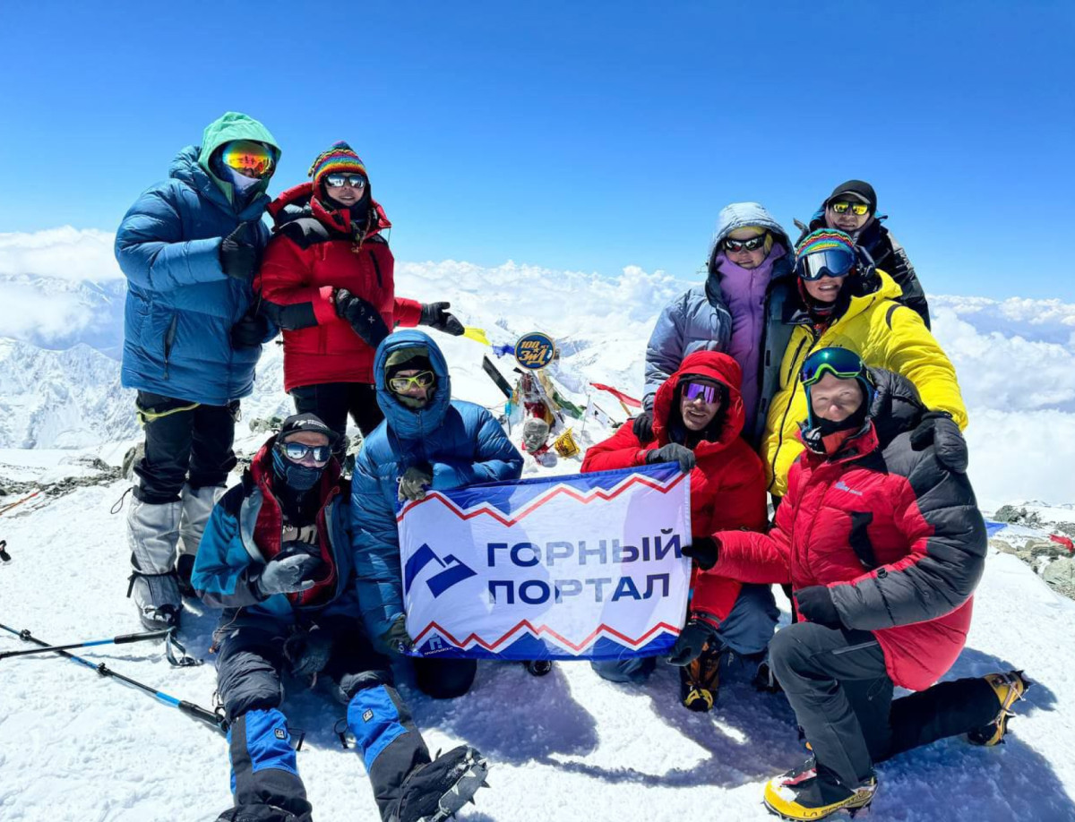 Механик из Кузбасса с группой товарищей совершил восхождение на Пик Ленина