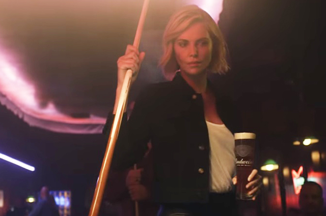 Дартс, бильярд и армрестлинг: Шарлиз Терон продемонстрировала свои таланты в новой рекламе пива звезды в рекламе