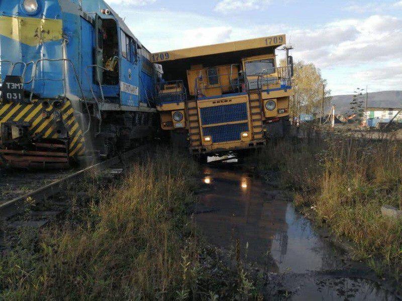 Безумное ДТП в Кемеровской области: БелАЗ против тепловоза аварии,авто и мото,автоновости