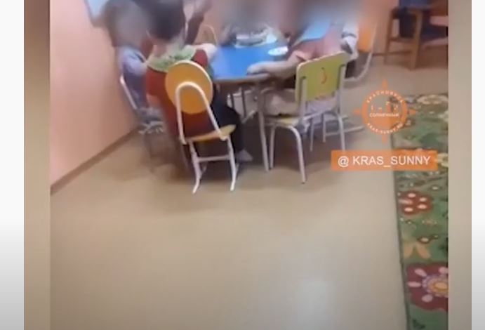 В Красноярске воспитательница била детей и учила их материться