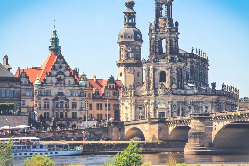 За что город Дрезден исключили из списка объектов ЮНЕСКО город, ЮНЕСКО, статуса, объектов, который, Эльбы, Всемирного, наследия, моста, которые, Дрездена, ландшафта, список, потери, пробках, Дрезден, объект, историческую, счету, почетного