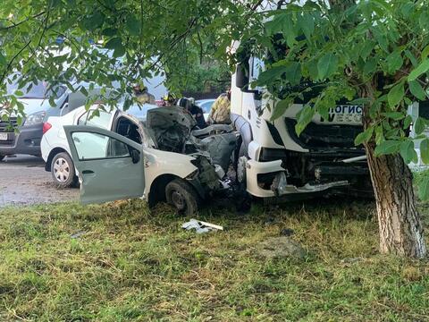 На Кубани в лобовом столкновении с грузовиком погиб водитель иномарки
