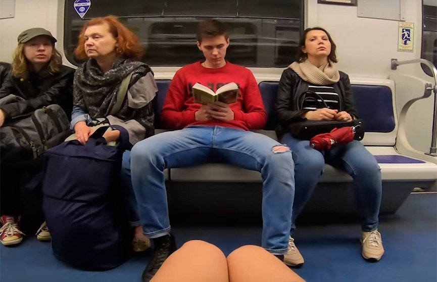 Мужчина сидит раздвинув. Сидит в метро. Широко расставила ноги в метро. Мужчины с расставленными ногами в метро.