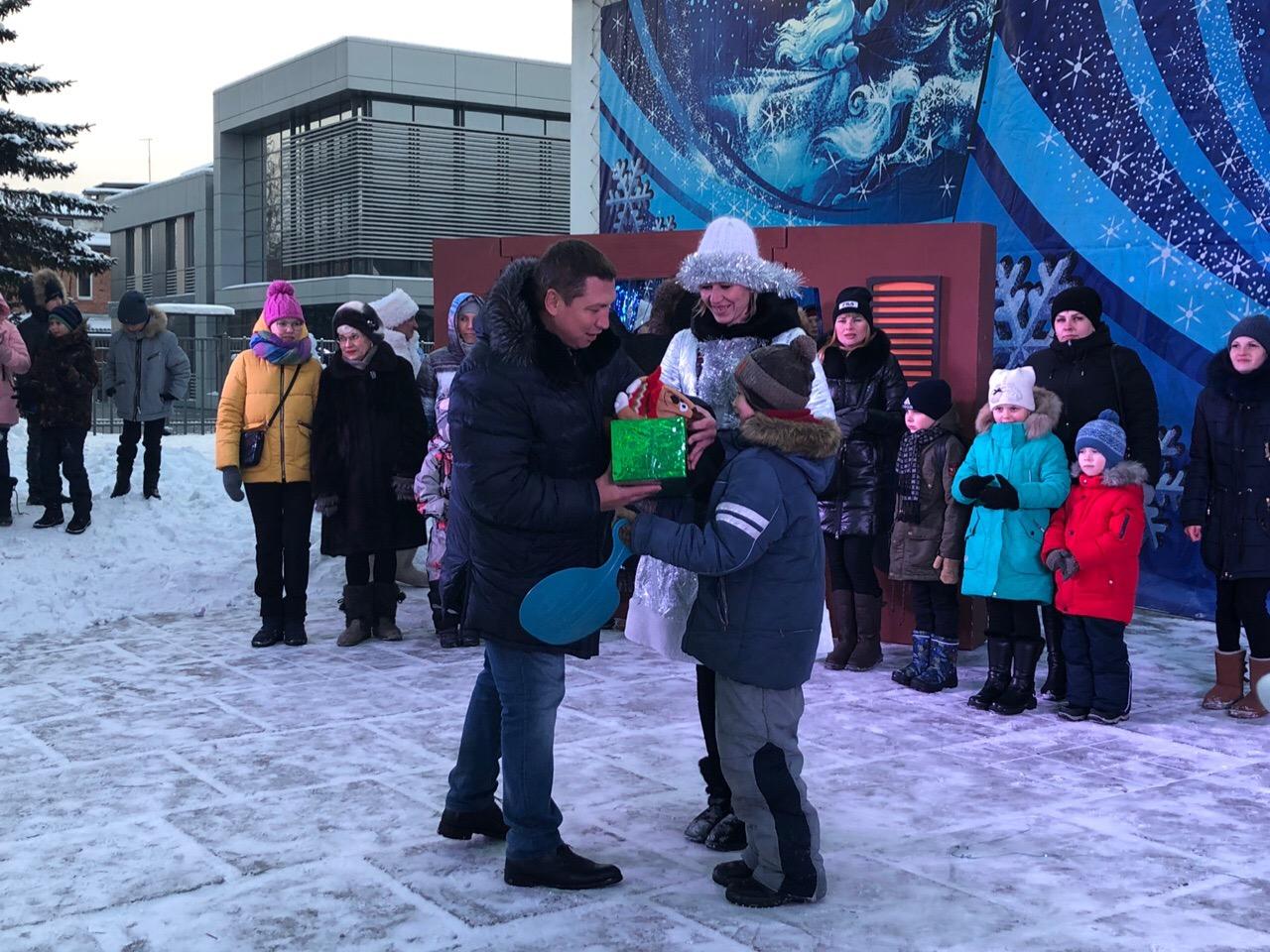 Открой главные новости. Шелехов елка. Открытие главной елки города. Елка в Шелехове 2021. Шелехов елка Новогодняя.