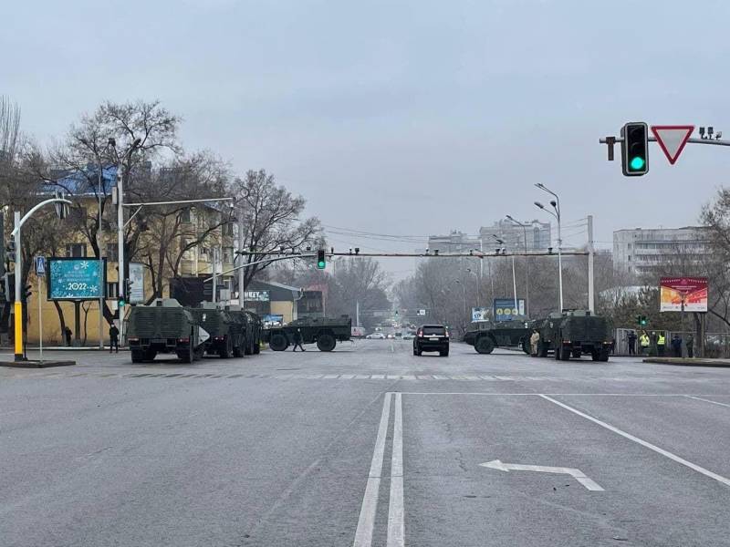 В городах Казахстана вводится комендантский час, сообщается о бегстве элиты за границу