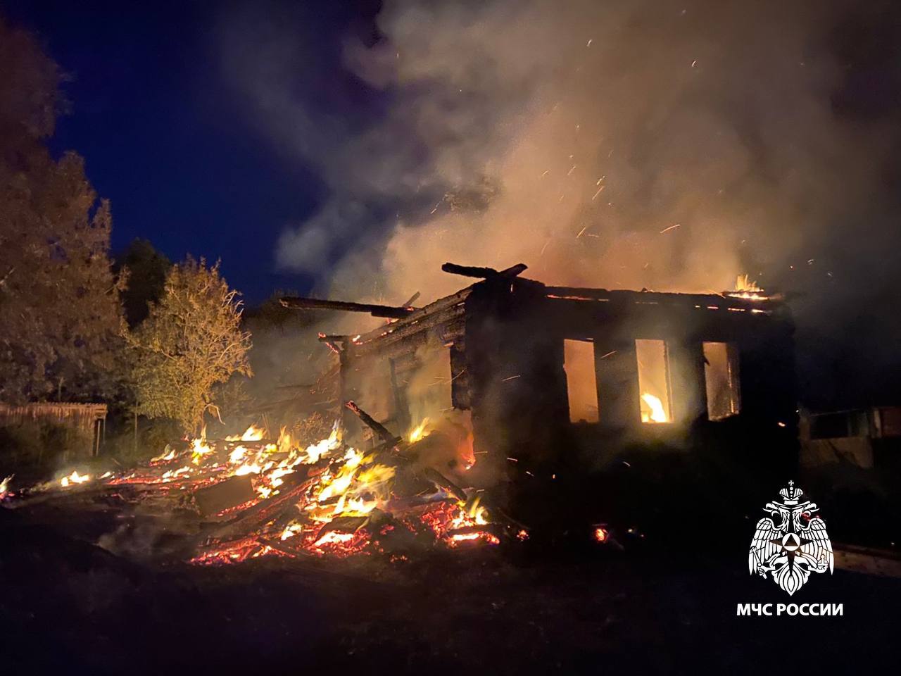 В Тверской области в горящем доме нашли тело мужчины