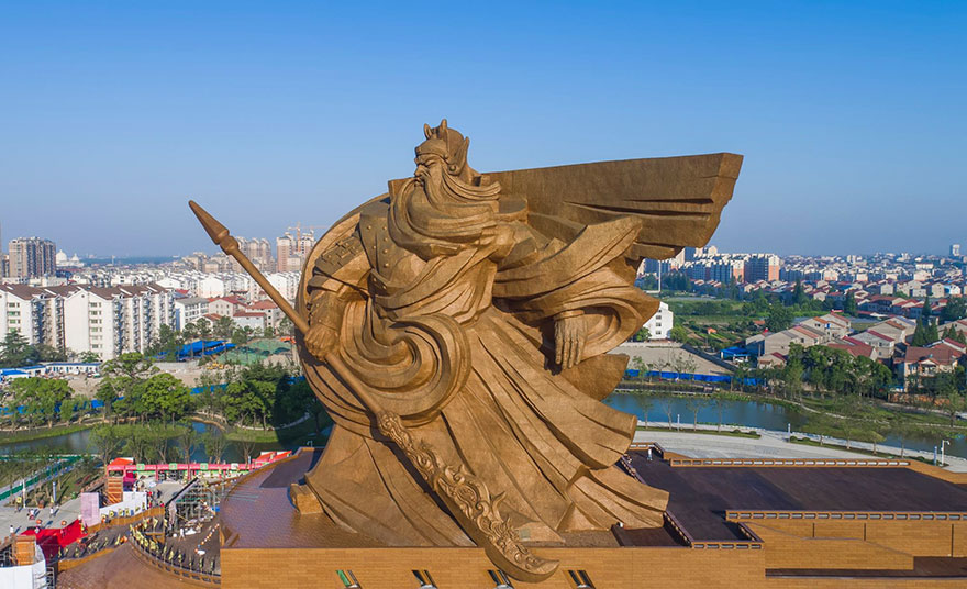 огромная статуя бога войны в Китае
