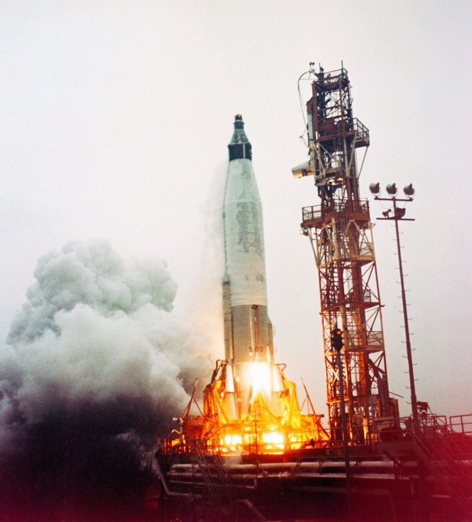 ​Первый пуск ракеты-носителя Mercury-Atlas 1 (MA-1) с испытательной капсулой космического корабля Mercury на полигоне мыса Канаверал (штат Флорида); 29 июля 1960 года. NASA hq.nasa.gov - «Меркурий» против «Востока» | Warspot.ru