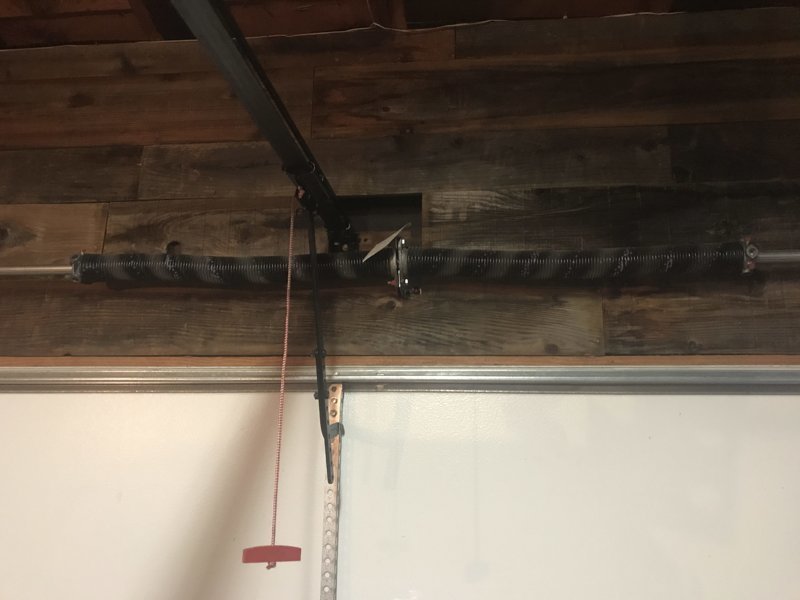 Мотоциклист превратил неприметный гараж в крутое «мужское логово» авто и мото,автоновости,гараж,история