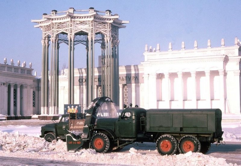 Уборка снега в Москве 70-х автомобили, зима, москва, ретро фото, снег, снегоуборочная машина, уборка снега, фото