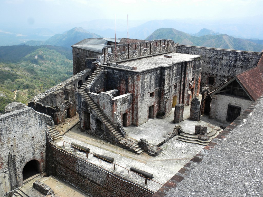 Цитадель Лаферьер — крупнейшее фортификационное сооружение Западного полушария Цитадель Лаферьер — крупнейшее фортификационное сооружение Западного полушария