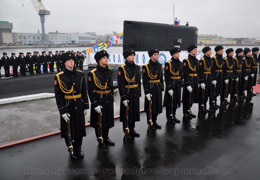 На большой подводной лодке Б-271 «Колпино» проекта 636.3 поднят Андреевский флаг На большой подводной лодке Б-271 «Колпино» проекта 636.3 поднят Андреевский флаг