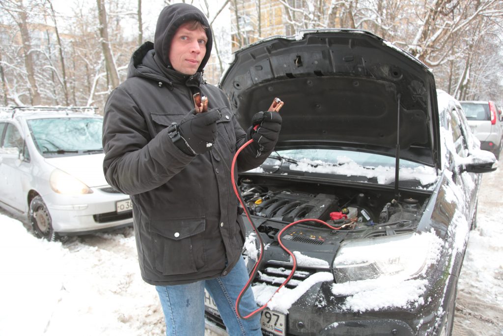 Аккумулятор зима. Прикурить замерзший авто. АКБ Мороз. Машина не заводится зима прикурить. Завести замерзшую машину с хорошим аккумулятором.
