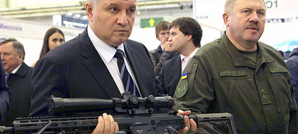 У Авакова хотят разрешить украинцам поездки в Крым с оружием в руках