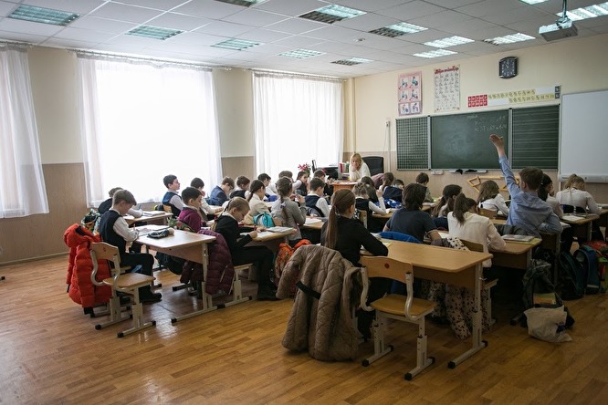 Никакого дополнительного оборудования, помимо доски с мелом, во многих школьных кабинетах нет