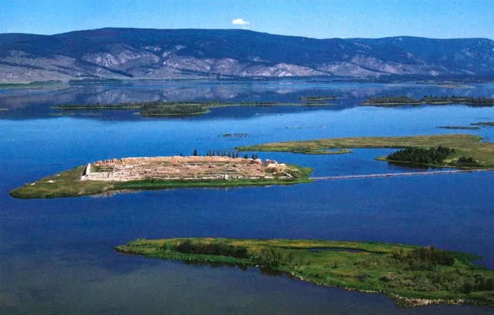 крепость Пор-Бажын в Тыве на озере
