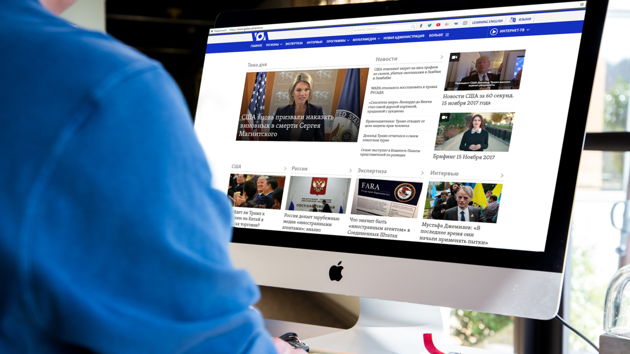 фейковая информация статья. оштрафовали за оскорбление в интернете. публикация фейков. человек сидит в соцсети. опасность социальных сетей.