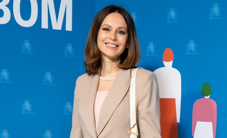 Ирина Безрукова, Юлия Меньшова, Татьяна Михалкова с внучкой и другие на открытии выставки в Москве Ирина Безрукова, Юлия Меньшова, Татьяна Михалкова с внучкой и другие на открытии выставки в Москве Звезды,Новости о звездах