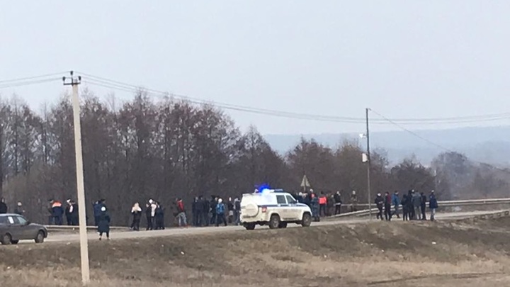 "Готовы разорвать": Сельчане потребовали отдать им подозреваемого в деле пропавшей Лизы