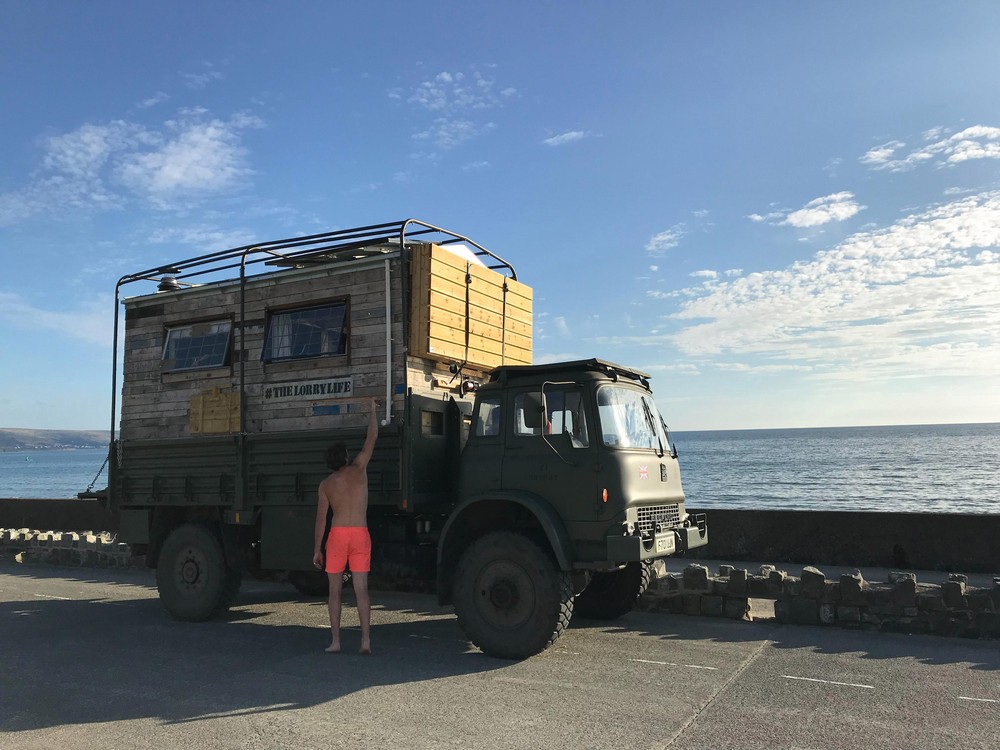 Британец устал платить аренду за жилье и превратил старый армейский грузовик в дом мечты за £15 000 Британец устал платить аренду за жилье и превратил старый армейский грузовик в дом мечты за £15 000