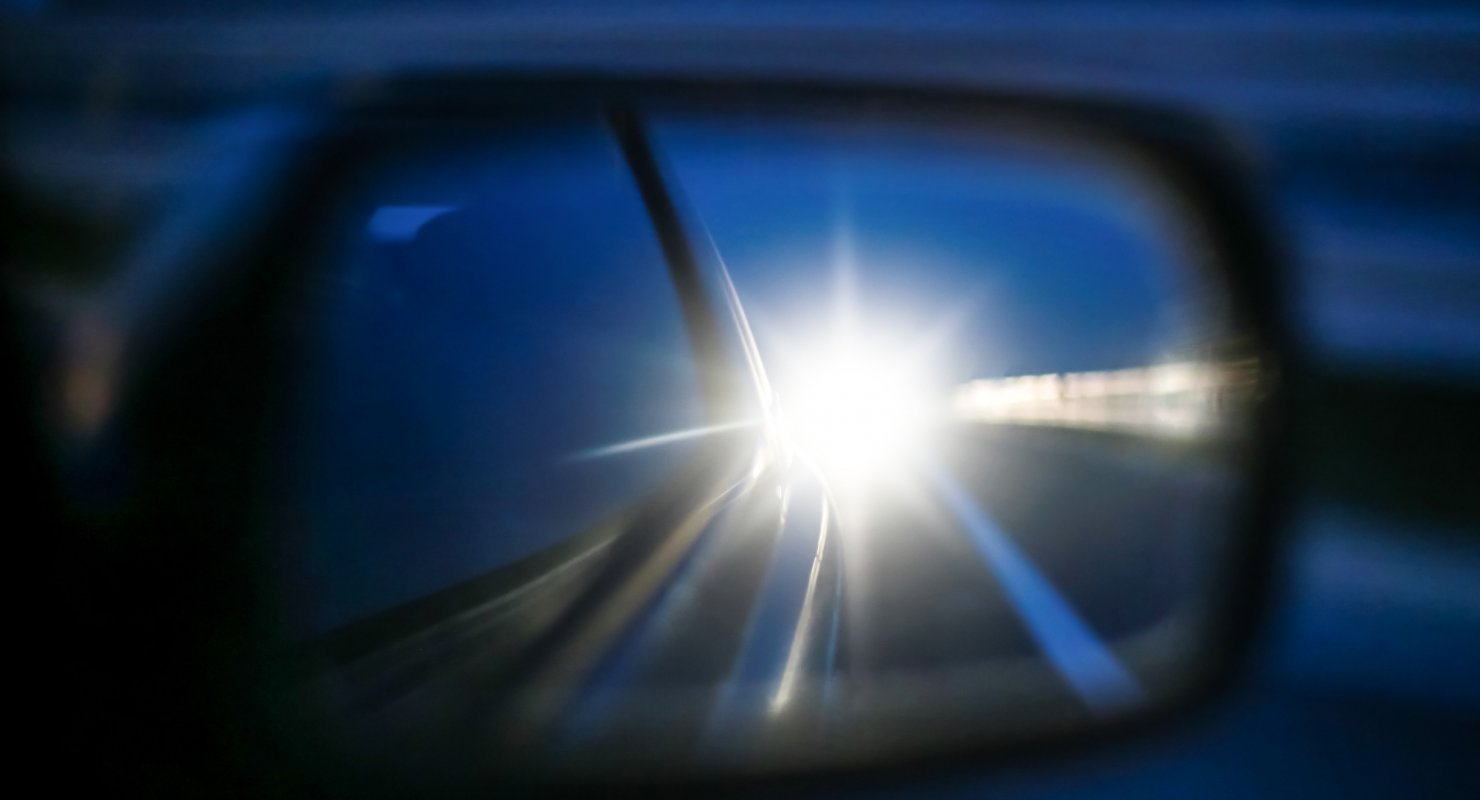 Что делать, если на трассе слепят фарами дальнего света Автомобили