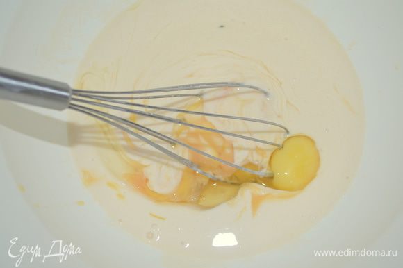 Вилкой взбиваем кефир с яйцами, чуть солим (можно и не солить, если сыр соленый), перчим.