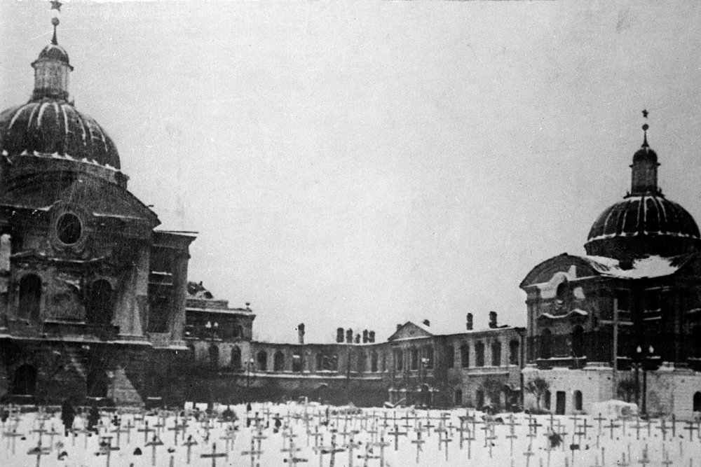 Во время оккупации немцы устроили на одной из центральных площадей свое фашистское кладбище. Фото: РИА Новости