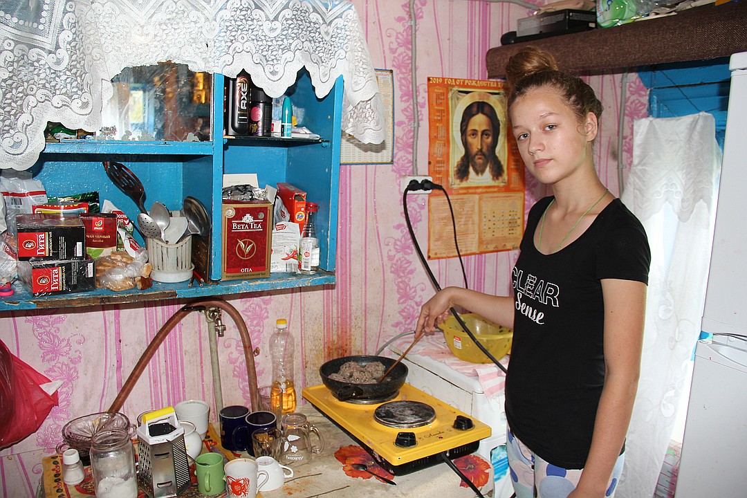 По хозяйству отцу в основном помогает 13-летняя Маша. Она и готовит, и присматривает за сестрами, и стирает Фото: Роман ИГНАТЬЕВ