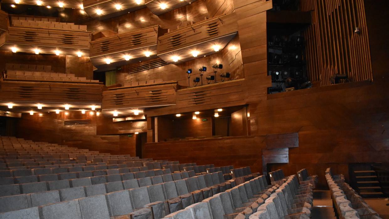 Тело 60-летнего мужчины нашли в здании МХАТ