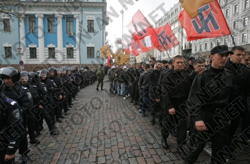 Марш неонацистов в центре Киева, закончившийся побоищем с милицией. 2008 год. Обратите внимание на значок, сейчас присутствующий у всех местных 