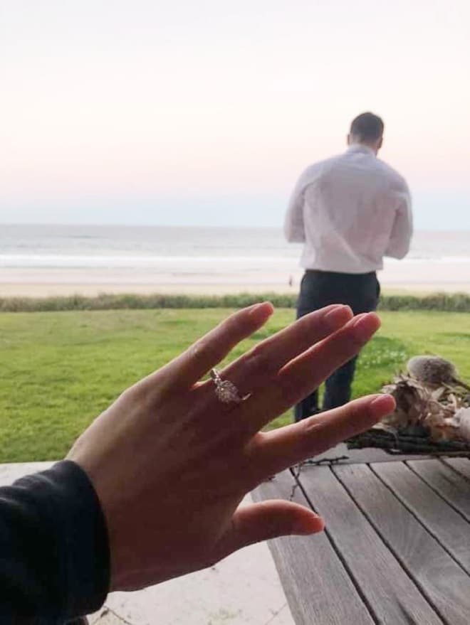 Рука с кольцом