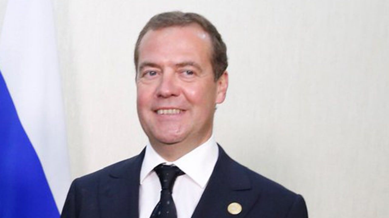 Медведев объяснил изменение своих либеральных взглядов русофобией Запада Политика