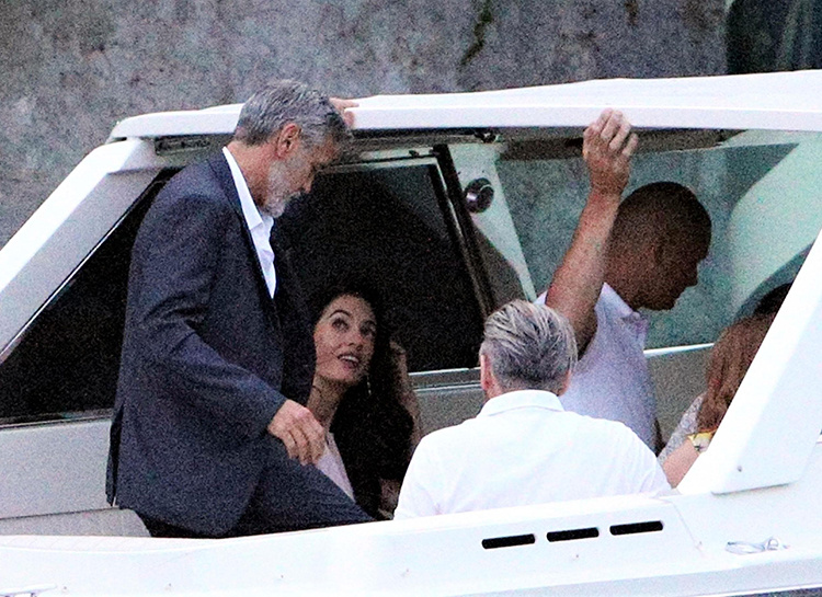 В пудровых тонах: Амаль Клуни в платье Stella McCartney на ужине со Стеллой Маккартни, ее мужем и Джорджем Клуни В пудровых тонах: Амаль Клуни в платье Stella McCartney на ужине со Стеллой Маккартни, ее мужем и Джорджем Клуни Мода,Стиль звезд