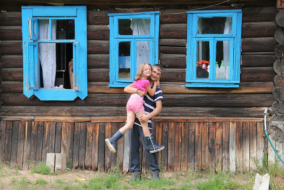 «Быстрее в могилу попаду, чем получу жилье»: Отец-одиночка растит трех дочерей в жутких условиях под Нижним Новгородом дача,дом,жилье,ЖКХ,интерьер,квартира,мебель,недвижимость,сад,спальня,строительство,стройматериалы