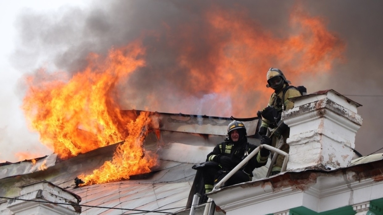 Пламя охватило несколько жилых домов на севере Камчатского края