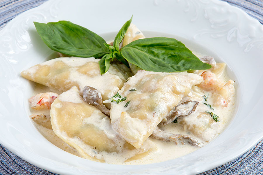 равиоли с креветками. равиоли с тигровыми креветками. равиоли с лососем и рикоттой. паста равиоли с креветками. равиоли с креветками.