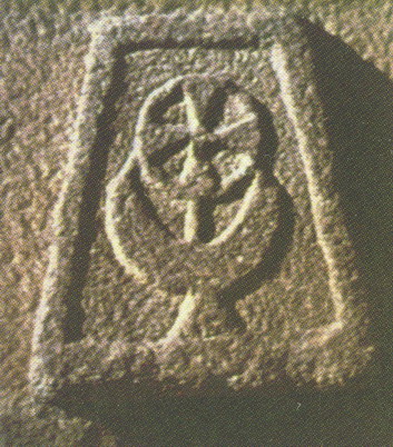  Древний равносторонний крест с полумесяцем на кельтском захоронении